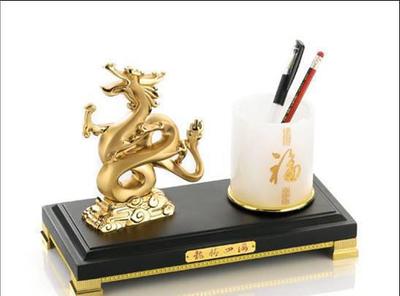 龍騰商海 華爾街龍、水晶龍與金屬龍年擺件，商務禮贈的藝術與意蘊